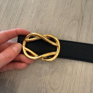 Reversible belt with gold knotted buckle